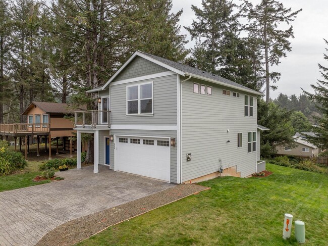 Building Photo - Beautiful Home in Depoe Bay!