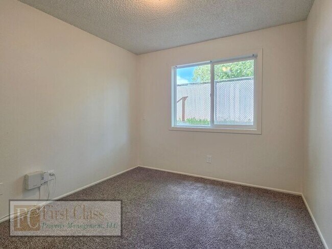 Building Photo - 17140 SW Heritage Ct