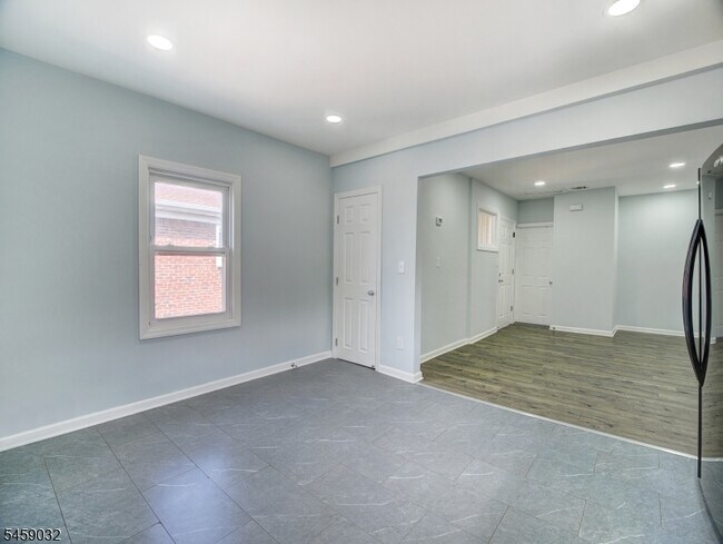 Building Photo - 27 Honiss St