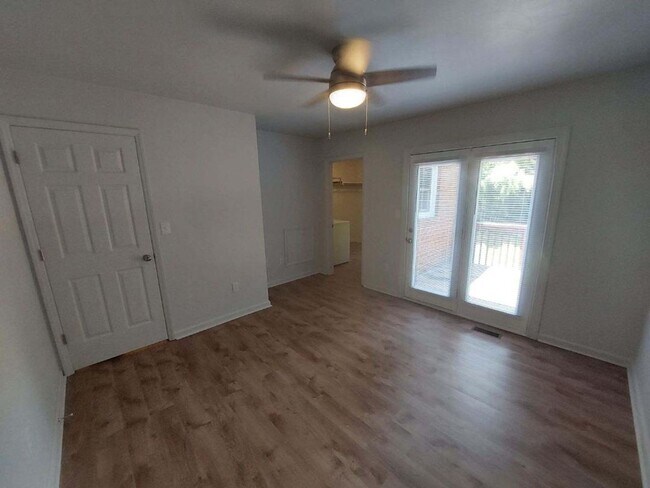 Building Photo - Beautiful Roanoke 2 bed 2 bath Duplex