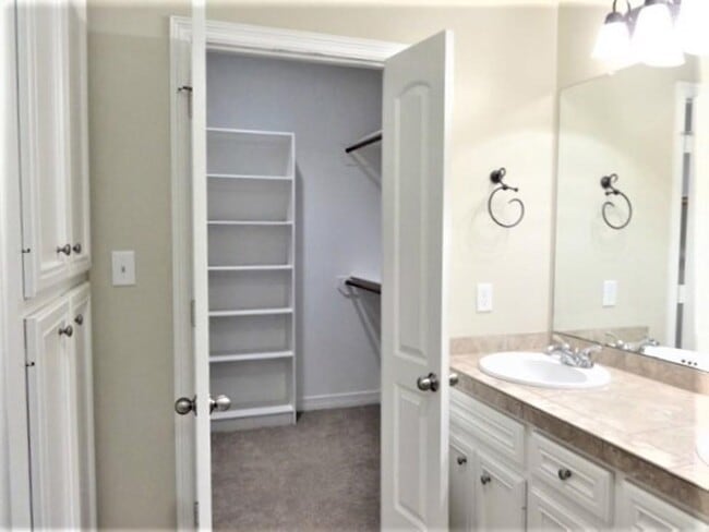 Building Photo - 12424 Red Stag Ct