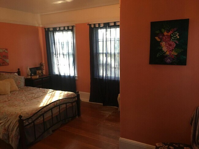 Building Photo - 314 De La Mare Ave