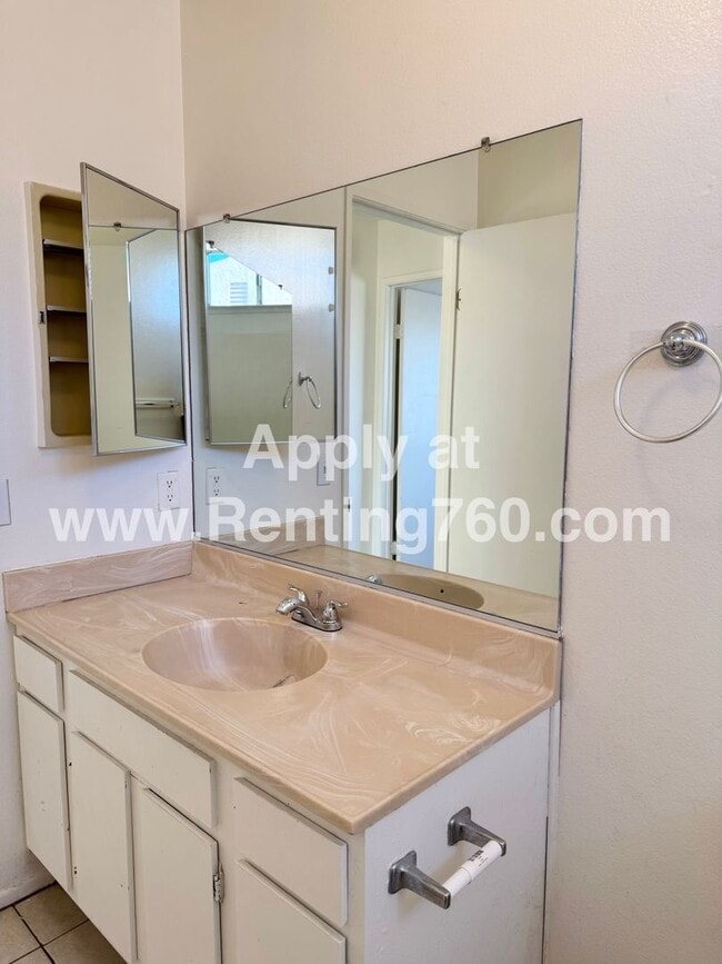 Building Photo - Spacious 2 Bed 1 Bath Home With Indoor Laundry Room