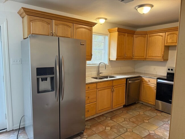 Building Photo - 1821 S Brookwood Dr