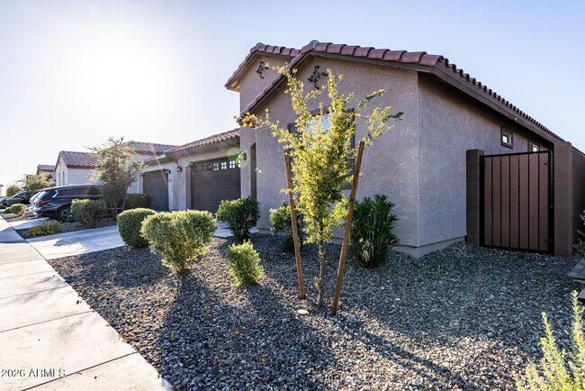 Building Photo - 1548 W Corral Rd