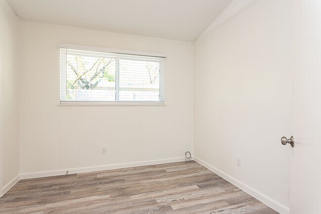 Building Photo - Charming 2/BR 1BA Home with Private Fenced...