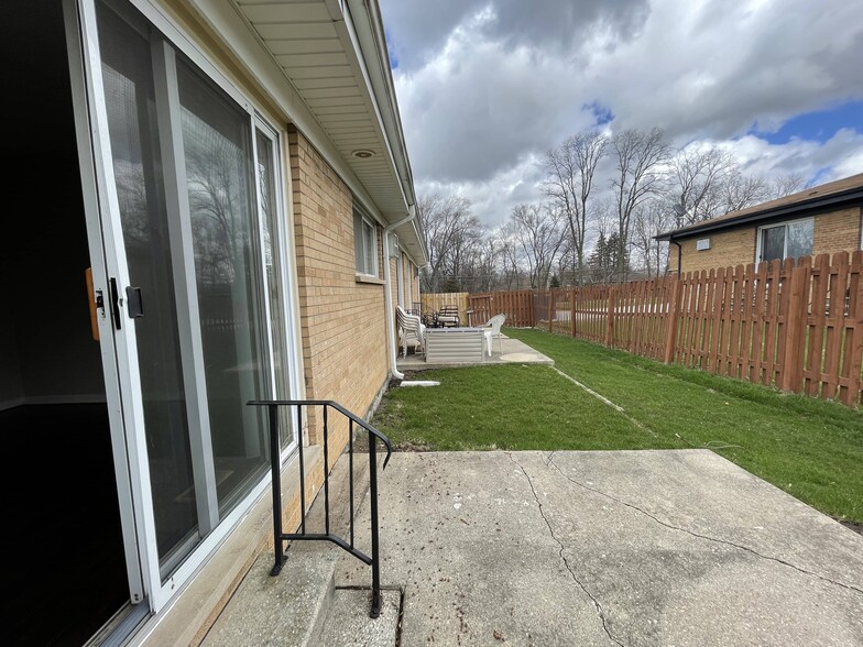 Building Photo - 565 Sidney Ave