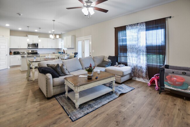 Building Photo - Pet Friendly Four Bedroom!