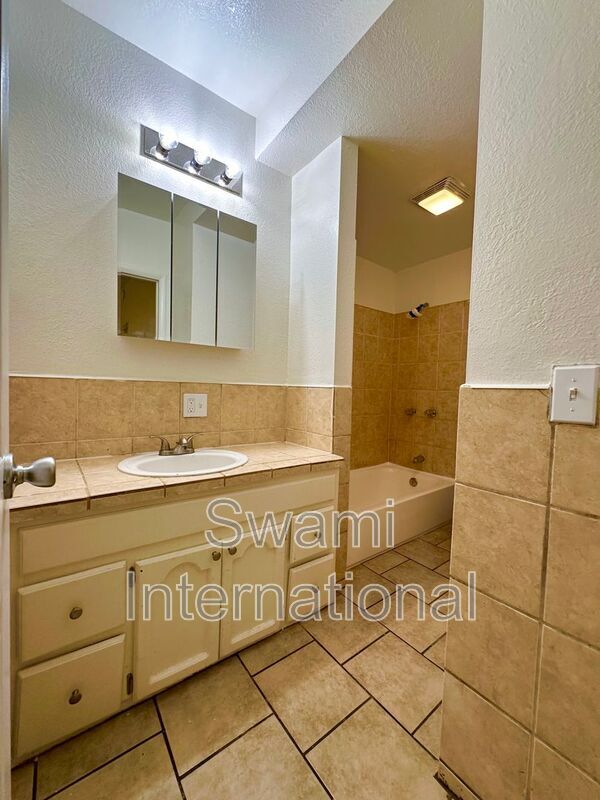 Building Photo - 1733 1/2 E. 63rd St.