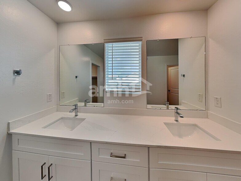 Building Photo - 9724 W Parkway Dr