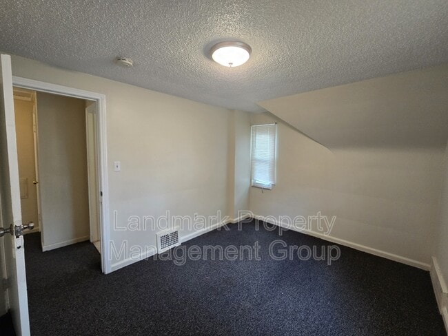 Building Photo - 15205 Maplewood Ave