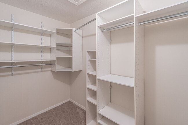 Building Photo - Welcome to this charming 2 bedroom, 2 bath...