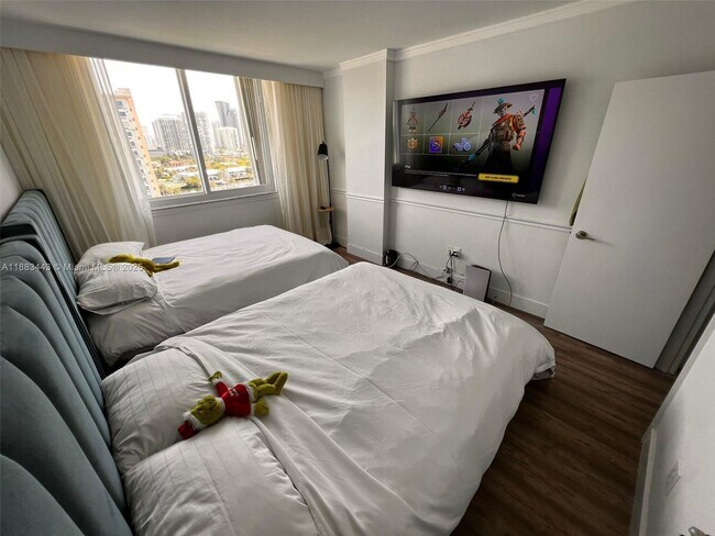 Building Photo - 500 Bayview Dr