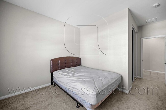 Building Photo - Partially furnished 4 Bed/2 Bath Plus a Bo...