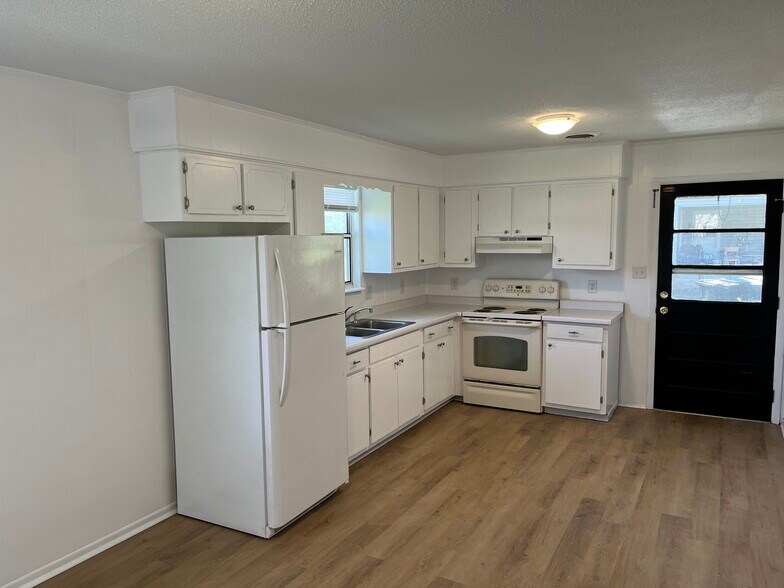 Kitchen - 1031 W Vann Rd