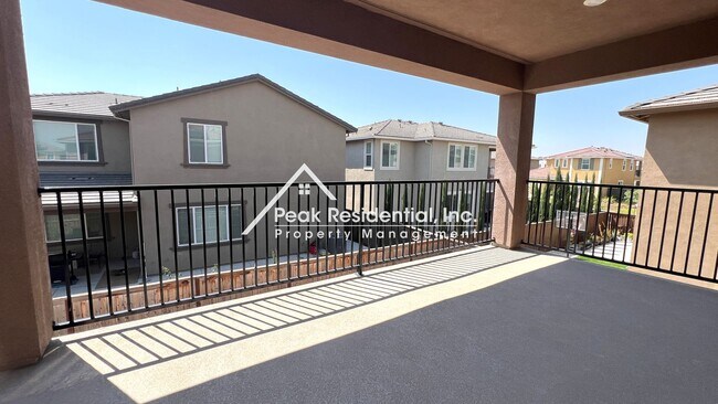 Building Photo - Still looks new. 4-bedroom home in North N...