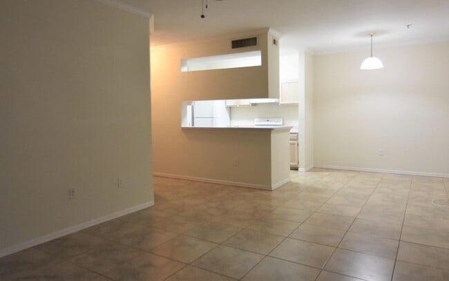 Building Photo - 1B/1B Plus a Den 1st FL $1500/mo -Pinnacle...