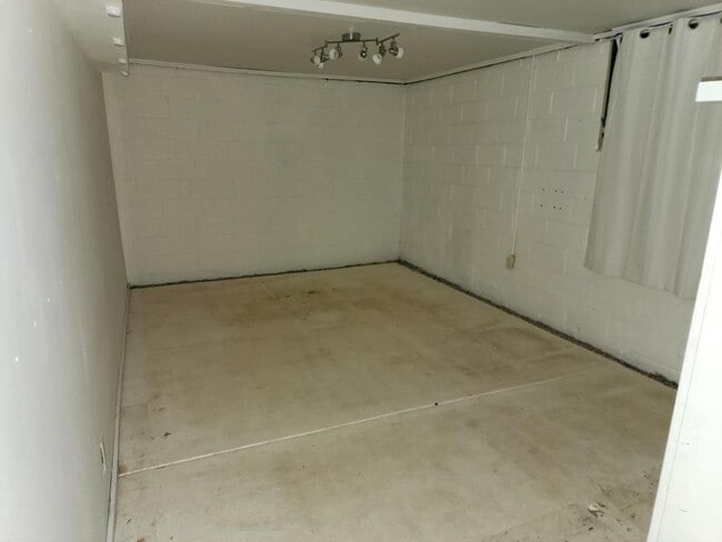 Building Photo - 1729 Capistrana Pl