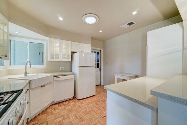 Building Photo - READY TO VIEW NOW! Charming 2-Bedroom Rent...