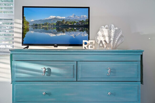 Building Photo - 1341 Bayview Dr