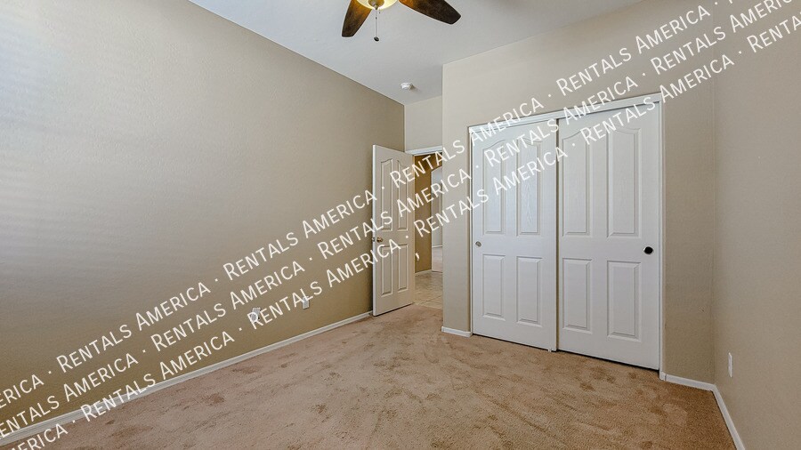 Building Photo - 12512 W Glenrosa Dr