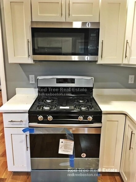 Building Photo - 31 Bacon St