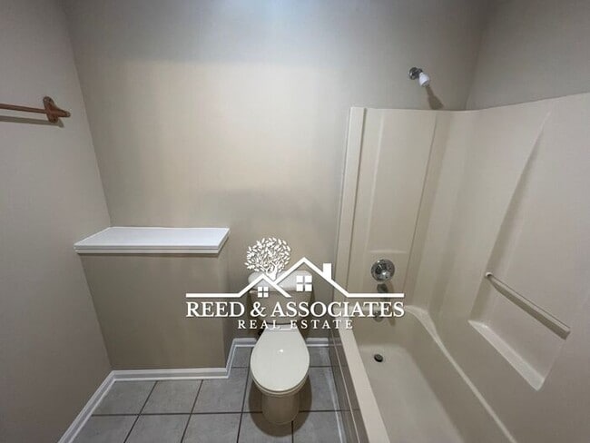 Building Photo - Charming Home Located in Quiet Cove!