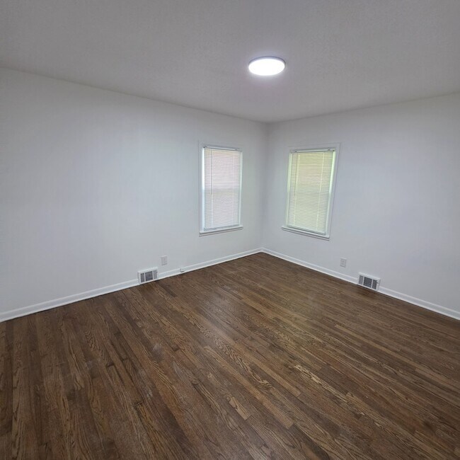 Building Photo - Spacious 4 bedrooms and 2 full baths home located on Holmes Rd in Kansas City, MO