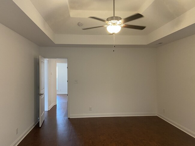 Building Photo - 4 bed, 3 bath, under $1900  Wow.