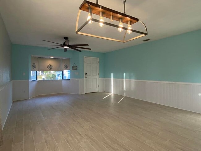 Building Photo - 3/2 Pool Home in Fairway Estates