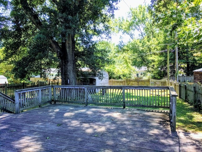 Building Photo - Spacious 3bdrm/2bth Home Located in a Well Established Neighborhood in Richmond's West End  Conve...