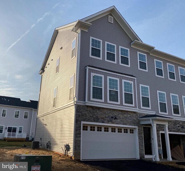 Building Photo - 232 Red Leaf Ln