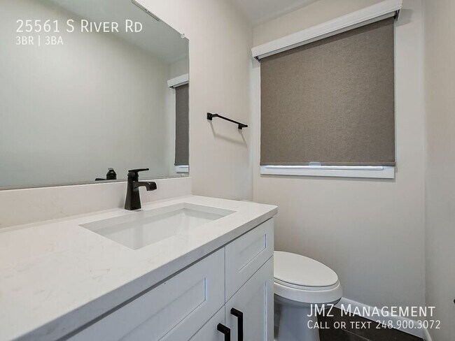 Building Photo - 25561 S River Rd