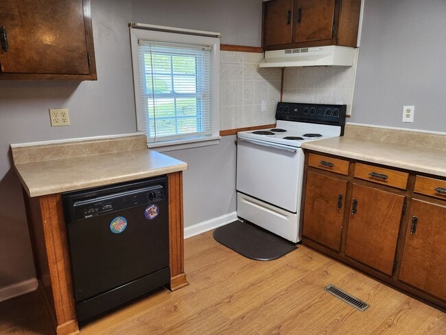 Building Photo - Location, Location, Location!! $1350 a month, available now for year-long lease