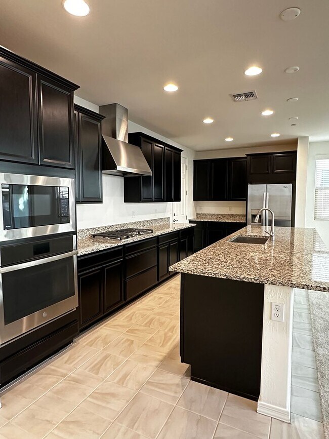 Building Photo - RECKER AND RAY MOVE IN READY 4 BEDROOM 2.5 BATHROOM HOME PERFECTLY LOCATED