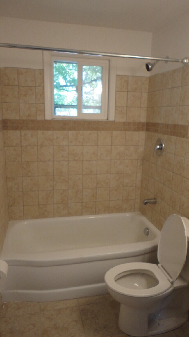 Building Photo - 558 Wilshire Rd