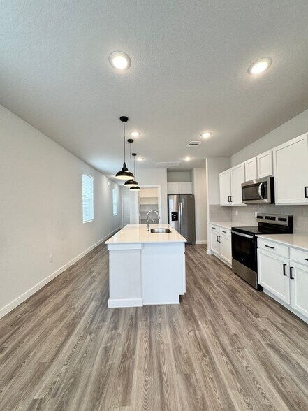 Building Photo - 14702 Emerio Dr