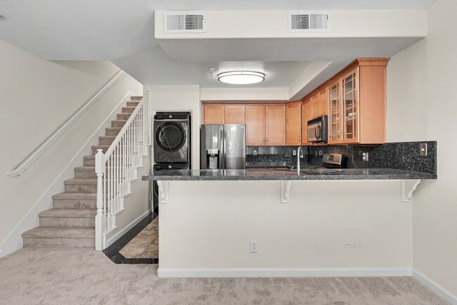 Building Photo - 808 Lenzen Ave