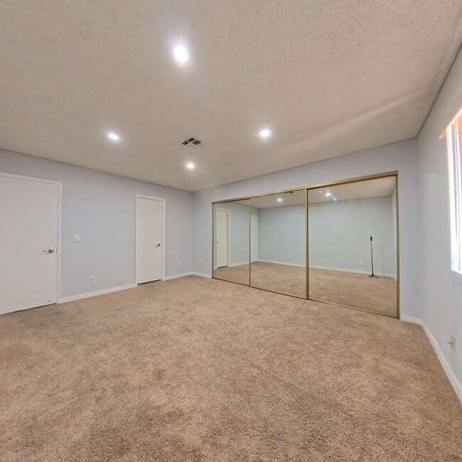 Building Photo - Beautiful 2 Bedroom 2 Bathroom Condo at The Lakes!
