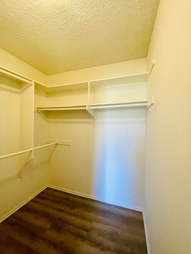 Building Photo - Charming 2-Bedroom, 1.75-Bathroom Unit with Garage, Patio & Community Amenities!