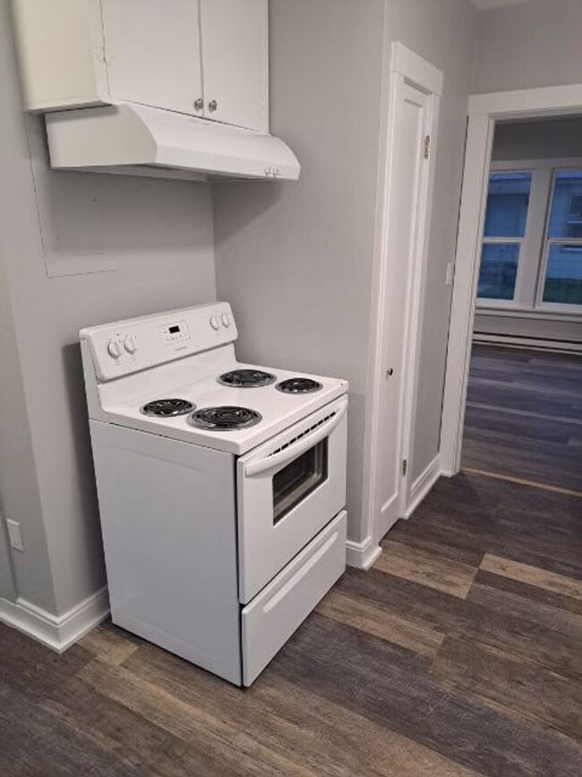 Building Photo - 1 Bedroom, 1 Bathroom Apartment - Located ...