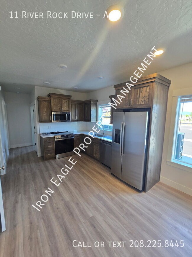 Building Photo - 11 River Rock Dr