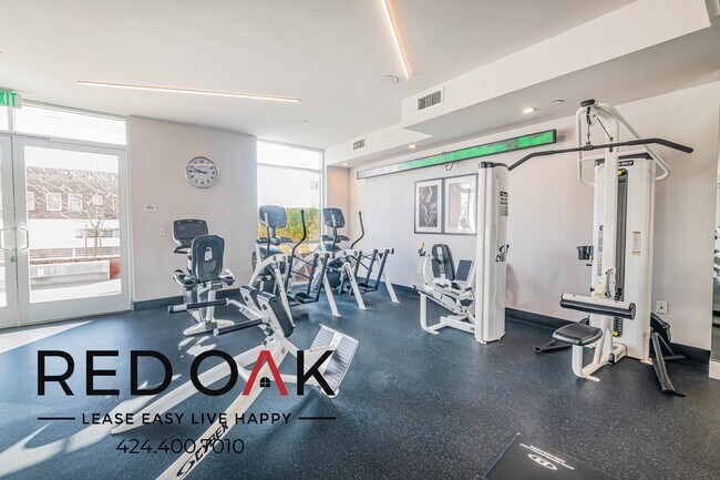 Building Photo - 1331 W 7th St