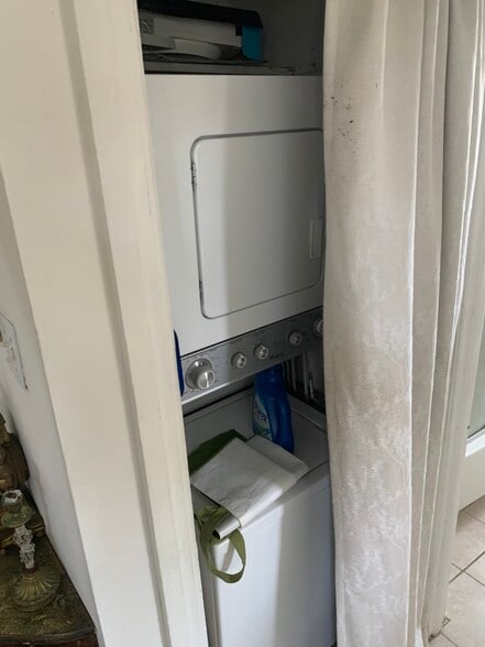 Washer dryer in unit - 617 N Monroe St