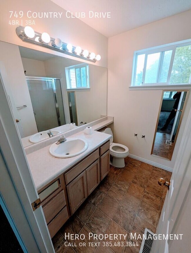 Building Photo - 749 Country Club Dr