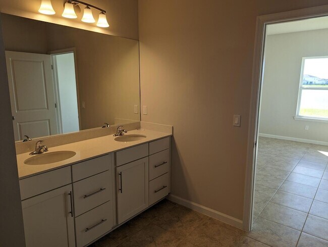 Building Photo - 10644 SW Vasari Way