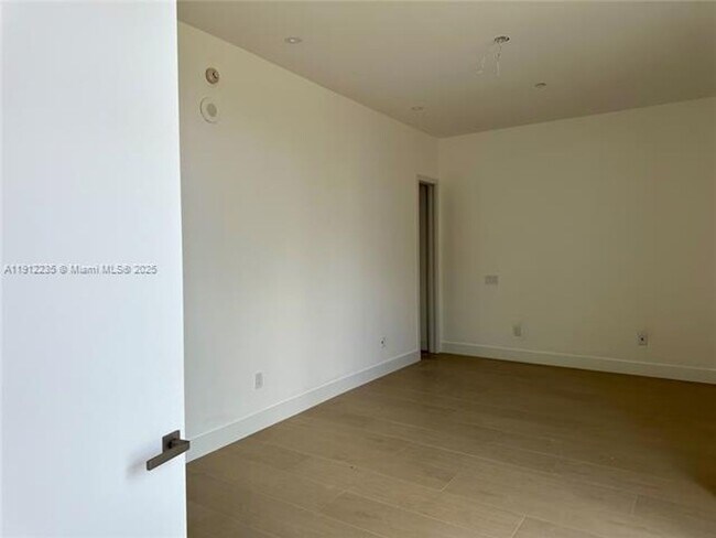 Building Photo - 881 Ocean Dr