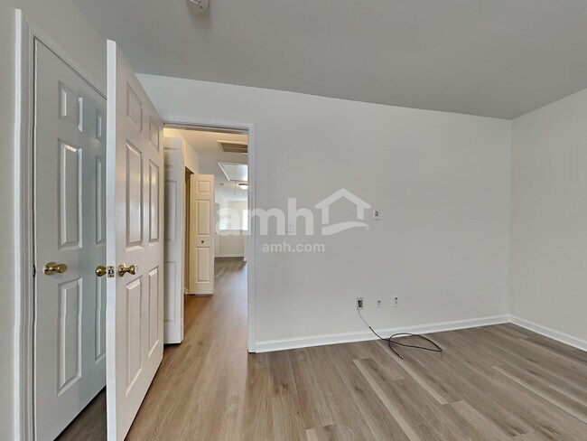 Building Photo - 2436 Carmathen Rd