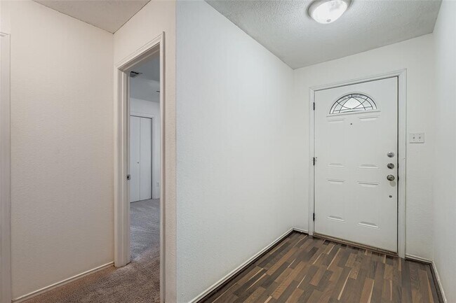 Building Photo - 9802 Briar Ridge Dr