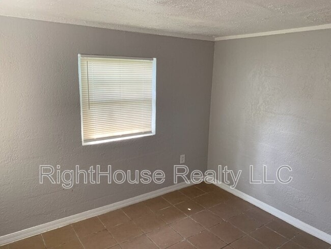 Building Photo - 135 2nd Eloise St N